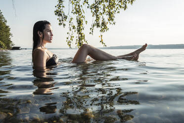 Junge Frau beim Baden im Starnberger See, Deutschland - WFF00156