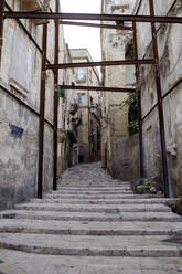 Italien, Provinz Tarent, Tarent, Treppe zwischen alten Stadthäusern - HLF01203