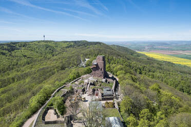 Deutschland, Thüringen, Luftaufnahme des Kyffhäuser-Denkmals inmitten eines grünen Waldes - RUNF03429