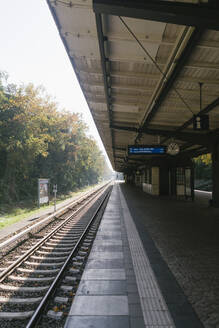 Leerstehender Bahnhof im Herbst, Berlin, Deutschland - AHSF01068