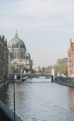 Blick auf den Berliner Dom mit der Spree im Vordergrund, Berlin, Deutschland - AHSF01091