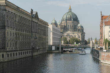 Blick auf den Berliner Dom mit der Spree im Vordergrund, Berlin, Deutschland - AHSF01093