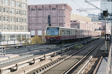 S-Bahn in der Nähe des Alexanderplatzes, Berlin, Deutschland - AHSF01102