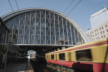 Bahnhof Alexanderplatz mit einfahrender S-Bahn, Berlin, Deutschland - AHSF01140