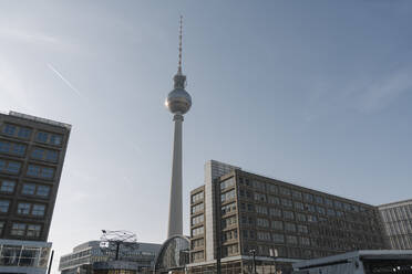 Blick auf den Fernsehturm mit U-Bahn-Schild im Vordergrund, Berlin, Deutschland - AHSF01142