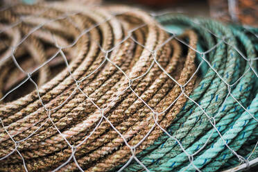 Fischereigeräte, Seile und Netze sind aufgestapelt. - MINF12675