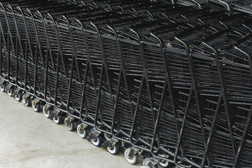 Supermarket trollies, carts stacked together. - MINF12724