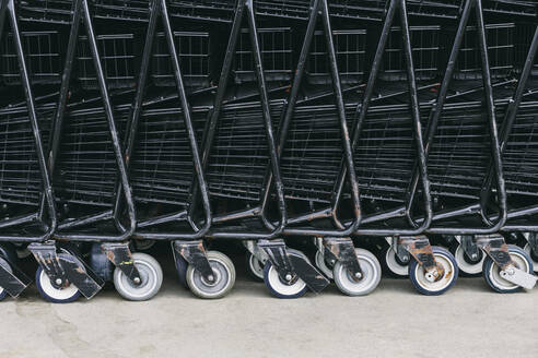 Supermarket trollies, carts stacked together. - MINF12725