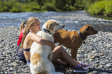 13-jähriges Teenager-Mädchen umarmt ihren Hund, Crested Butte, CO. - MINF12763