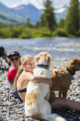 13-jähriges Teenager-Mädchen umarmt ihren Hund, CO, Crested Butte - MINF12765