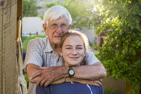 Porträt eines Mädchens im Teenageralter und ihres 83 Jahre alten Großvaters - MINF12772