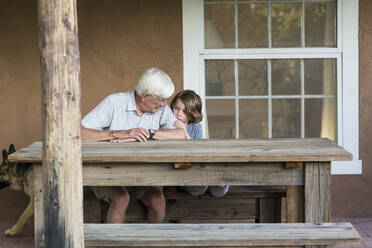 Älterer Großvater im Gespräch mit seinem 5 Jahre alten Enkel - MINF12776