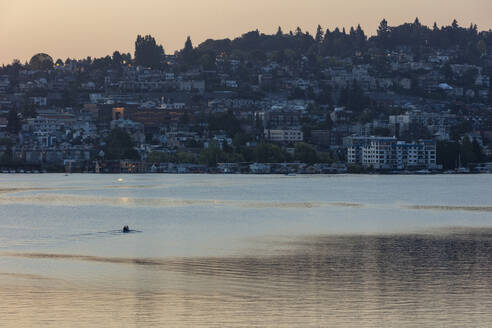 Ruderer im Doppelzweierboot auf dem Lake Union in der Morgendämmerung, Seattle, Washington, USA. - MINF12832