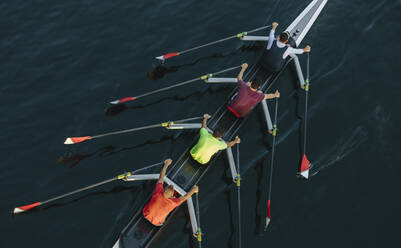 Hochformatige Ansicht von nicht erkennbaren männlichen Crew-Rennfahrern, Lake Union, Seattle, Washington - MINF12834