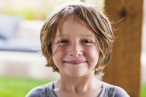 5 year old boy smiling at camera - MINF12845