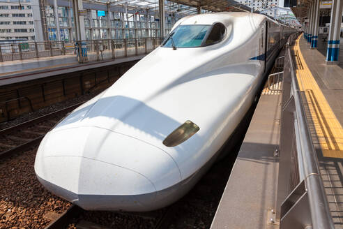 Ein weißer Shinkansen-Hochgeschwindigkeitszug wartet auf einem Bahnsteig des Bahnhofs Tokio, Japan. - MINF12863