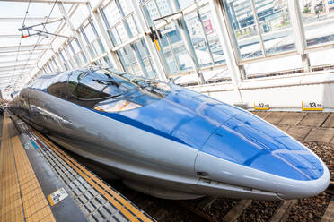 Blauer Shinkansen-Hochgeschwindigkeitszug auf dem Bahnsteig des Bahnhofs Tokio, Japan. - MINF12864