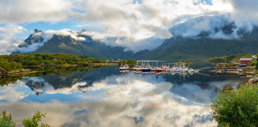 Fischerboote und traditionelle Holzhütten, Lofoten Inseln - MINF12871