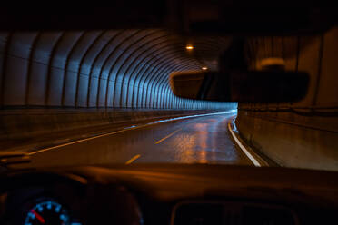 Blick des Fahrers, Fahrt durch einen Straßentunnel, Lofoten-Inseln - MINF12875