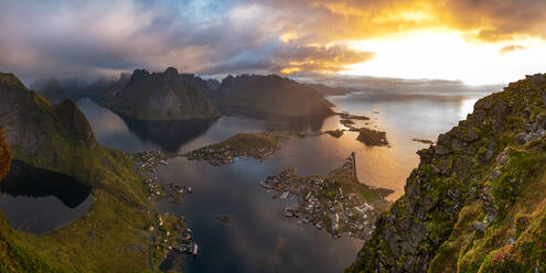 Blick von oben auf das Dorf Reine auf den Lofoten. - MINF12879