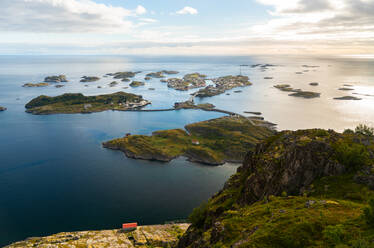 Henningsvaer auf den Lofoten mit geschütztem Hafen und Brücken, die felsige Inseln verbinden - MINF12880