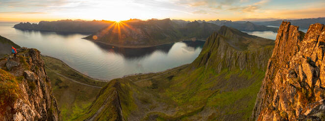 Sonne über den Bergen auf der Insel Senja, Provinz Troms - MINF12883
