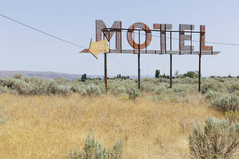 Vintage-Motelschild mit trockenem Buschland im Vordergrund, Whitman County, Palouse, Washington, USA. - MINF12896