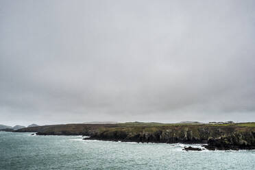 Blick entlang der Küstenlinie des Pembrokeshire-Nationalparks, Wales, UK. - MINF12907