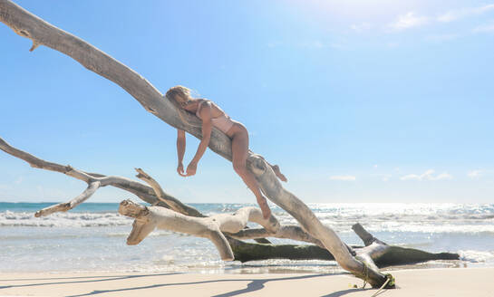 Frau entspannt am Strand - CAVF68520