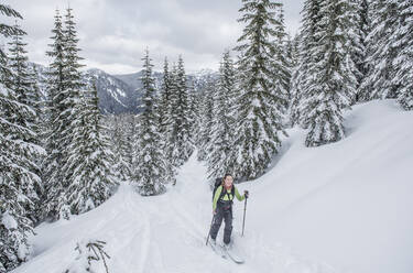 Eine Frau beim Skifahren im Jodelin-Backcountry, Stevens Pass. - CAVF68530