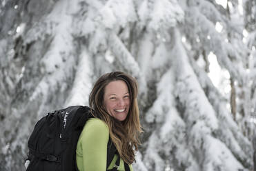 Porträt einer Frau im Freien beim Skifahren. - CAVF68534