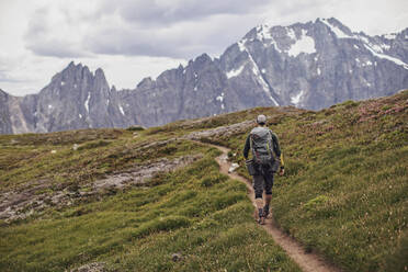 A man hikes amid the mountains of the Cascades, Washington - CAVF68544