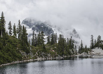 Nebel und Berge umgeben den Gem Lake, Snowqualmie Pass, Washington - CAVF68549
