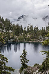 Nebel maskiert die Berge in der Nähe von Gem Lake, Washington - CAVF68558