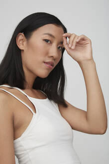 Porträt einer jungen Chinesin, Hand auf der Stirn - PGCF00047