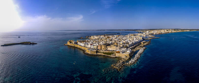 Luftaufnahme, Italien, Apulien, Salentische Halbinsel, Provinz Lecce, Gallipoli, Altstadt mit Kastell, Stadtmauer und Hafen - AMF07491