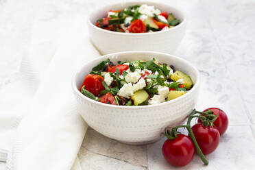 Salatschüsseln mit Beluga-Linsen, Tomaten, Paprika, Zucchini, Feta-Käse, Minze und Petersilie - LVF08423