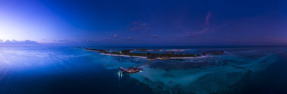 Malediven, Süd Male Atoll, Malediven Olhuveli Lagune mit Strandbungalows bei Sonnenuntergang - AMF07499