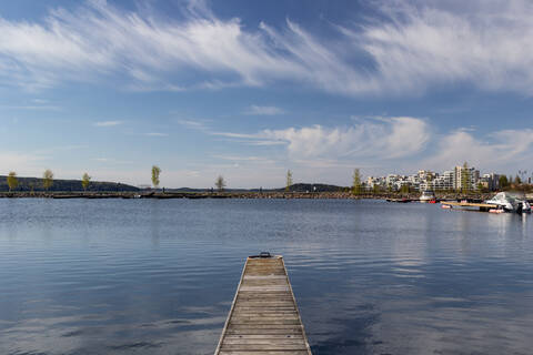 Finnland, Lahti, Seeufersteg im Frühling, lizenzfreies Stockfoto