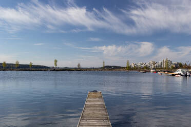 Finnland, Lahti, Seeufersteg im Frühling - MELF00208