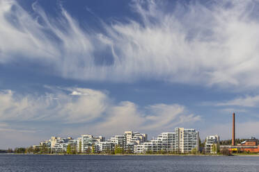 Finnland, Lahti, Wolken über dem Vesijarvi-See und moderne Wohngebäude im Frühling - MELF00209