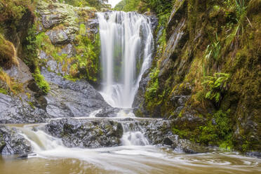 Neuseeland, Region Northland, Langzeitbelichtung der Piroa Falls am Ahuroa River - FOF11009
