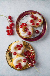 Mini-Ringkuchen mit Zuckerguss und roten Johannisbeeren - MYF02201