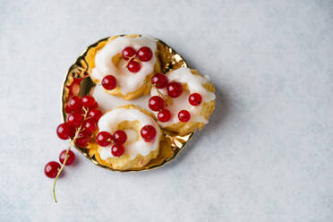 Mini-Ringkuchen mit Zuckerguss und roten Johannisbeeren - MYF02202