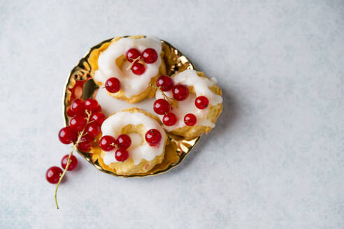 Mini-Ringkuchen mit Zuckerguss und roten Johannisbeeren - MYF02202