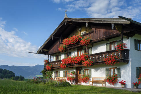 Bauernhaus mit Blumen, Ostin, Oberbayern, Deutschland - LBF02776