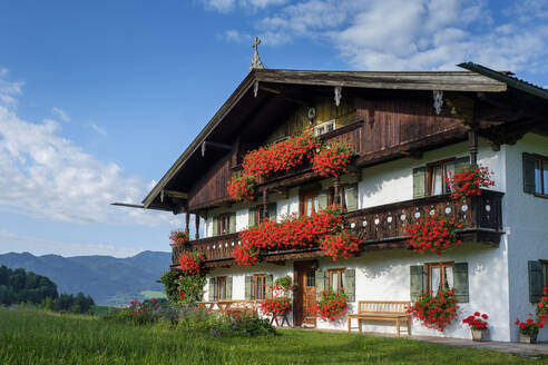 Bauernhof, Bauernhaus mit Blumenschmuck bei Gasse, Ostin, Tegernsee, Oberbayern, Bayern, Deutschland - LBF02776