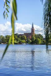 Kirche, Röbel an der Müritz mit Müritzsee, Mecklenburg Vorpommern, Deutschland - PUF01723