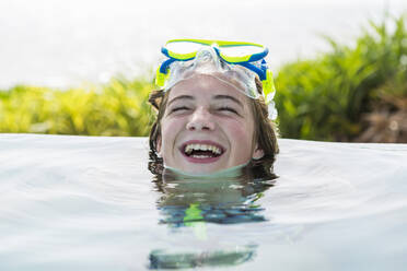 Ein junges Mädchen entspannt sich in einem Schwimmbad - MINF12986