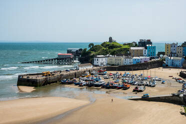 Hochformatige Ansicht von Häusern, Sandstrand und Hafen von Tenby, Pembrokeshire, Wales, Vereinigtes Königreich. - MINF13043